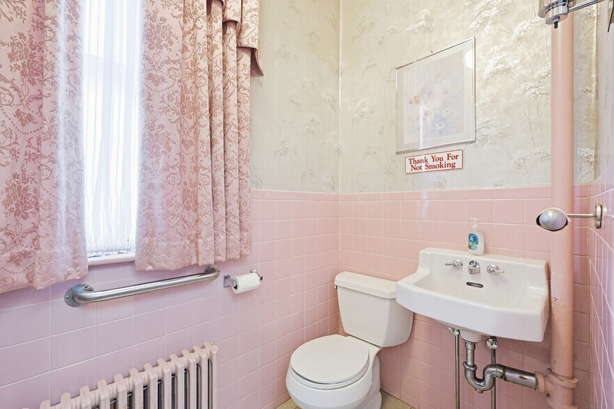 More Photos Of 1501 Lonsdale Ave, Lincoln General Retail For Sale