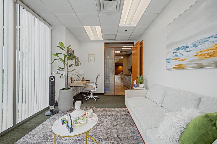 More Photos Of 565 W Chandler Blvd, Chandler Office For Lease