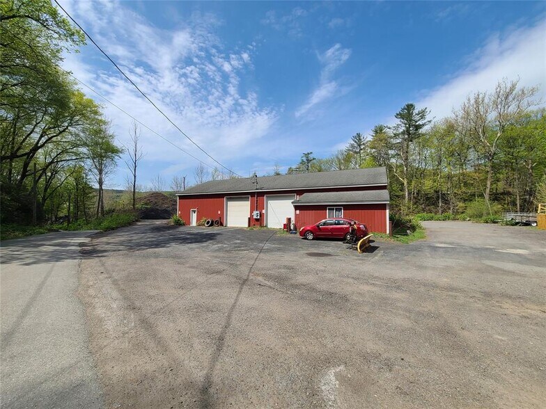 More Photos Of 26 Hook Rd, Sparrow Bush Distribution For Sale