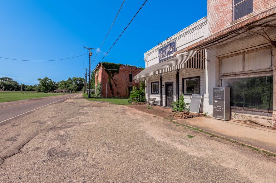 More Photos Of 131 Commerce st, Lovelady General Retail For Sale