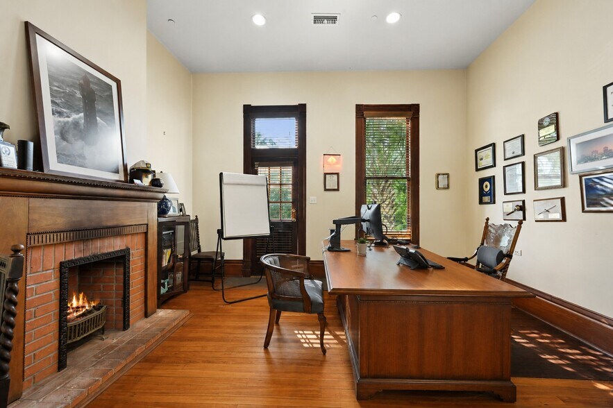More Photos Of 2001 Lakeshore Dr, Mandeville Office For Sale