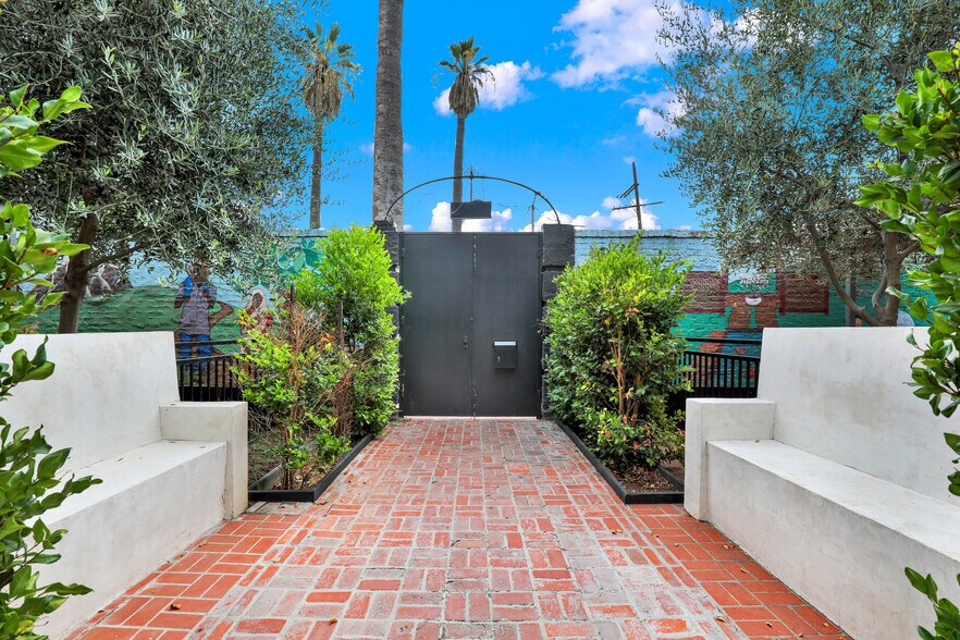 More Photos Of 435 S Boyle Ave, Los Angeles Office Residential For Sale