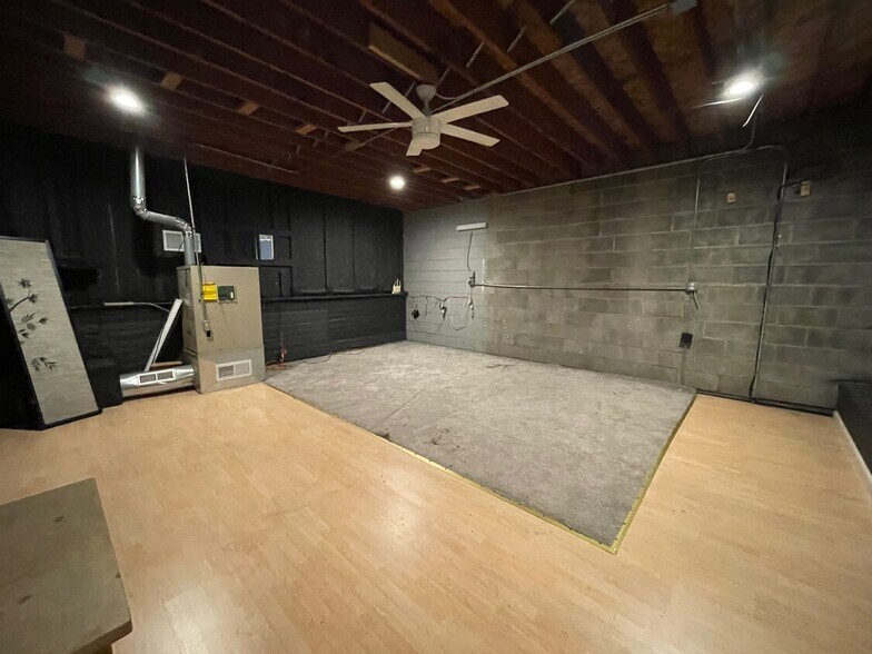 More Photos Of 1577 Ellinwood Ave, Des Plaines General Retail For Sale
