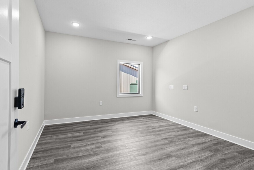 More Photos Of 1404 Dover Rd, Clarksville Office For Lease