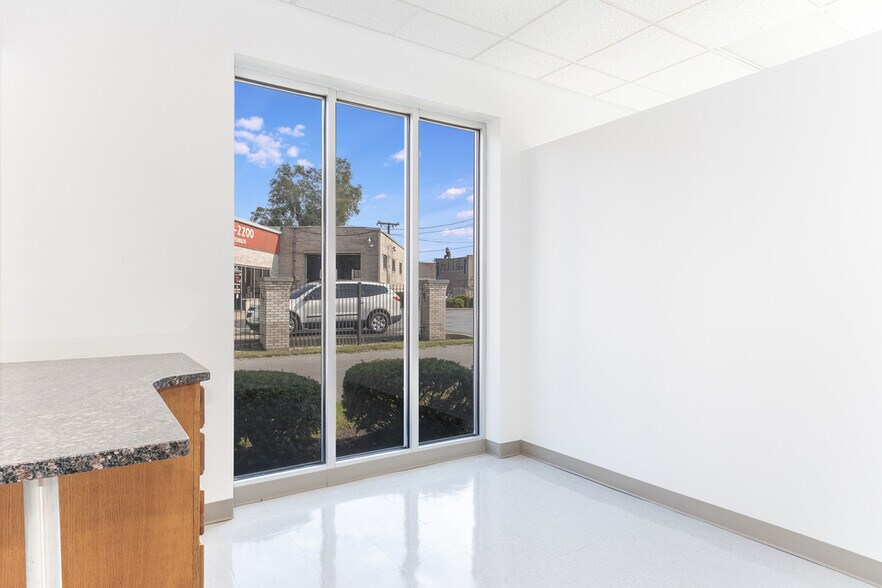 More Photos Of 691 Collins St, Joliet Storefront Retail Office For Lease