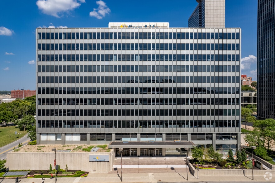 More Photos Of 2323 Grand Blvd, Kansas City Office For Lease