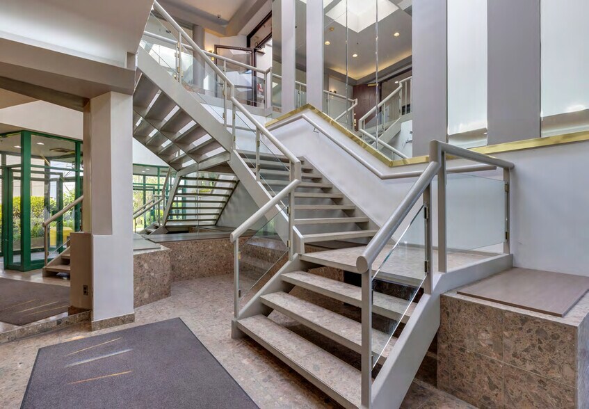 More Photos Of 5305 Notre-Dame, Laval Office Residential For Sale
