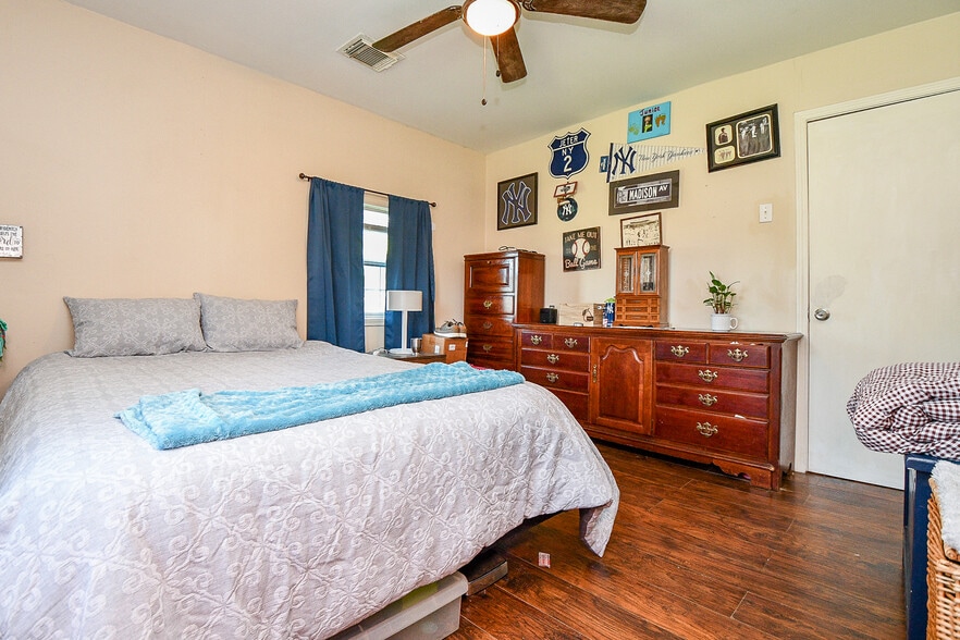 More Photos Of 2206 Hartwick Rd, Houston Contractor Storage Yard For Sale