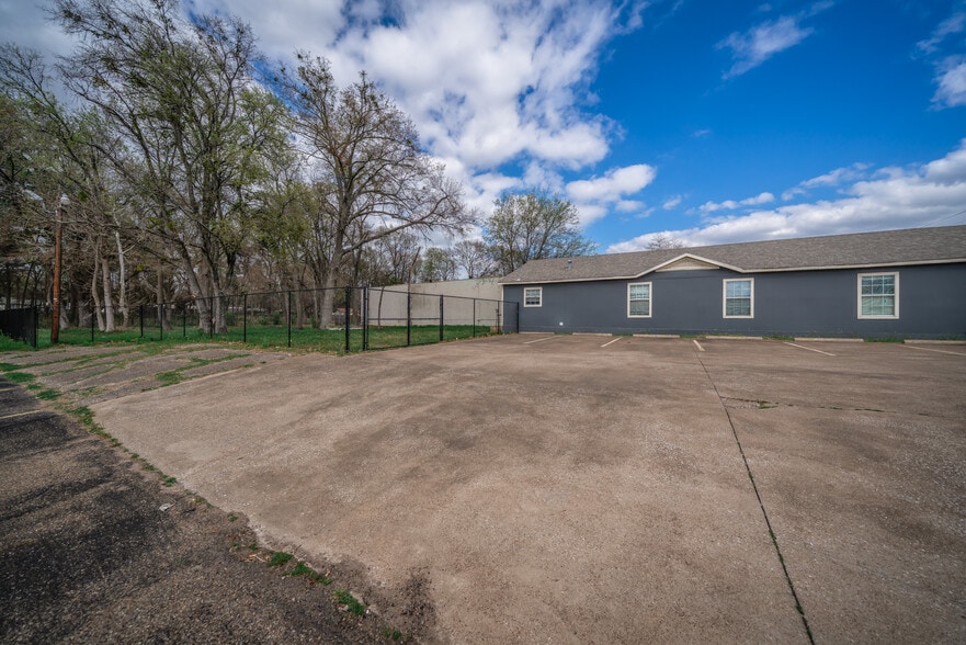 More Photos Of 1505 E Marshall Ave, Longview Medical For Sale