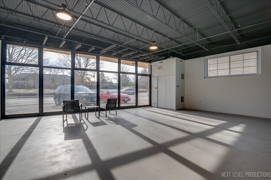 More Photos Of 28w520 Batavia Rd, Warrenville Warehouse For Lease