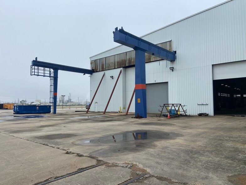 More Photos Of 10101 Bay Area Blvd, Pasadena Manufacturing For Lease