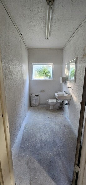 More Photos Of 284 S Center St, Pierson Auto Repair For Lease