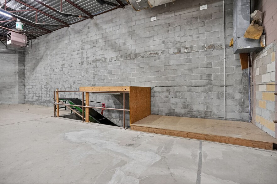 More Photos Of 812 Dundas St, London Freestanding For Sale