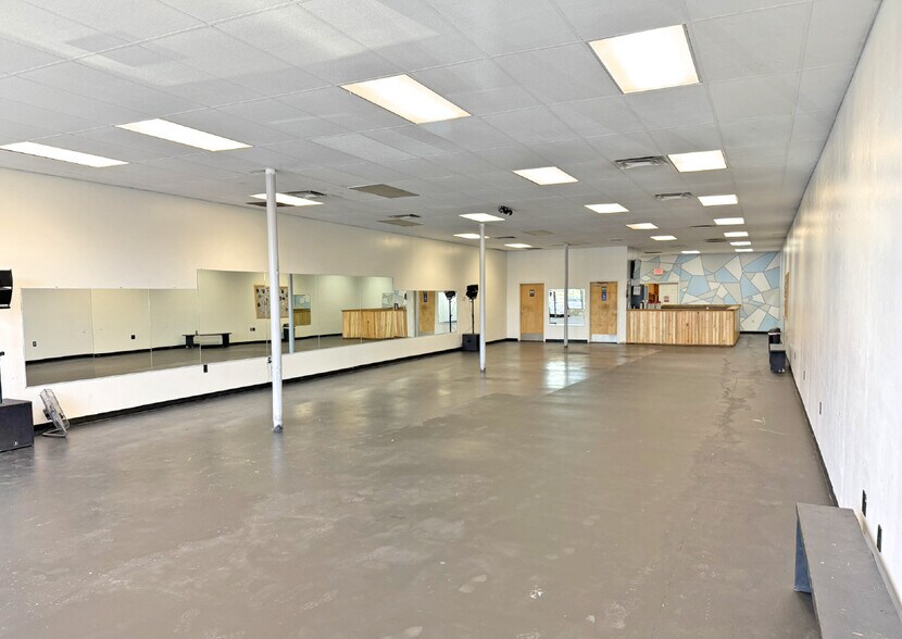 More Photos Of 1601 Isleta Blvd SW, Albuquerque General Retail For Lease