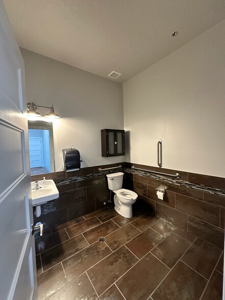 More Photos Of 340 N Kays Dr, Kaysville Flex For Lease