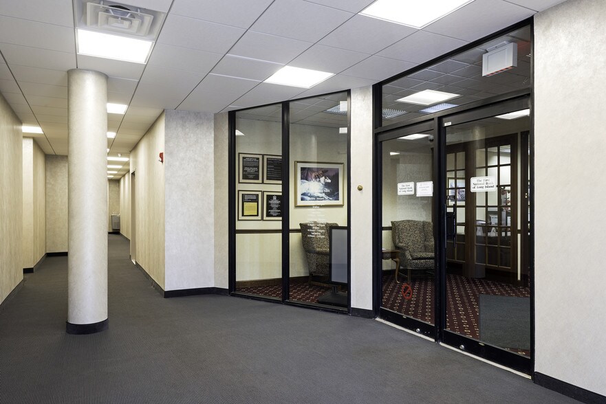 More Photos Of 135-175 Froehlich Farm Blvd, Woodbury Unknown For Lease