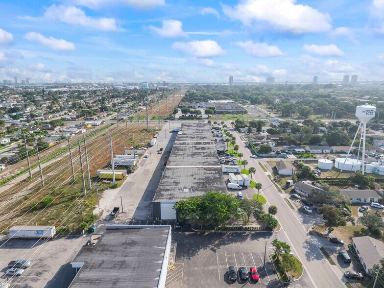 More Photos Of 1205-1421 Hill Ave, Mangonia Park Warehouse For Lease