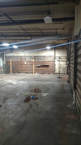 More Photos Of 2715 N 15th St, Sheboygan Showroom For Sale