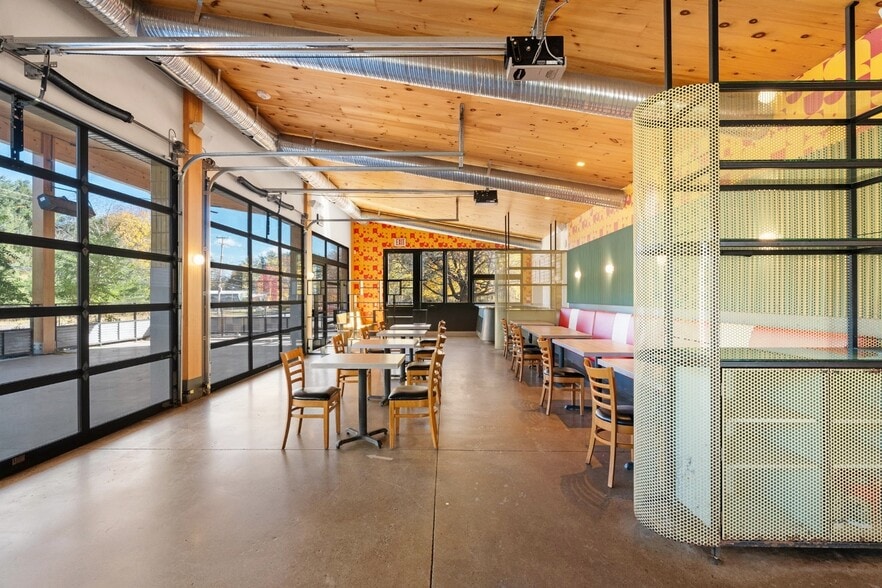 More Photos Of 261 Tinker St, Woodstock Restaurant For Sale