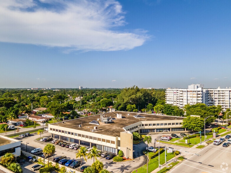 More Photos Of 1380 NE Miami Gardens Dr, North Miami Beach Medical For Lease
