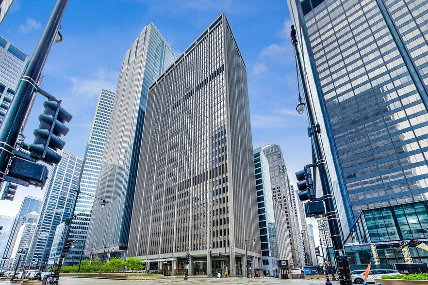 More Photos Of 125 S Wacker Dr, Chicago Office For Lease