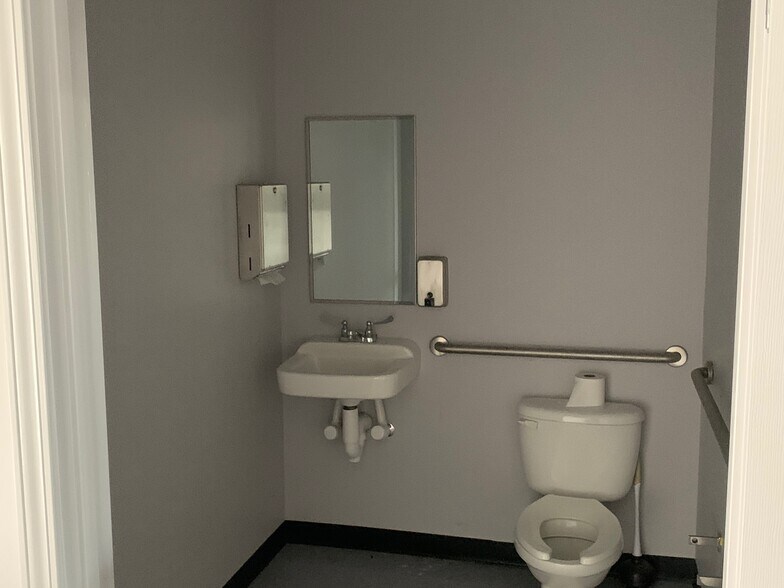 More Photos Of 5550 McFarland Blvd, Northport General Retail For Lease