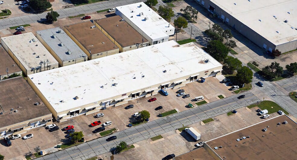 More Photos Of 3355-3373 Garden Brook Dr, Farmers Branch Distribution For Lease