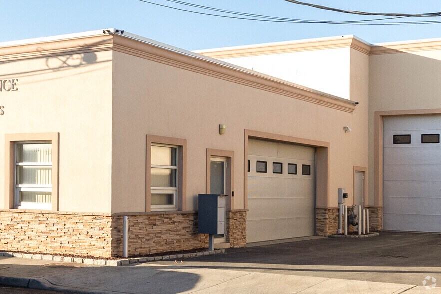 More Photos Of 114 Windsor Ave, Mineola Warehouse For Lease