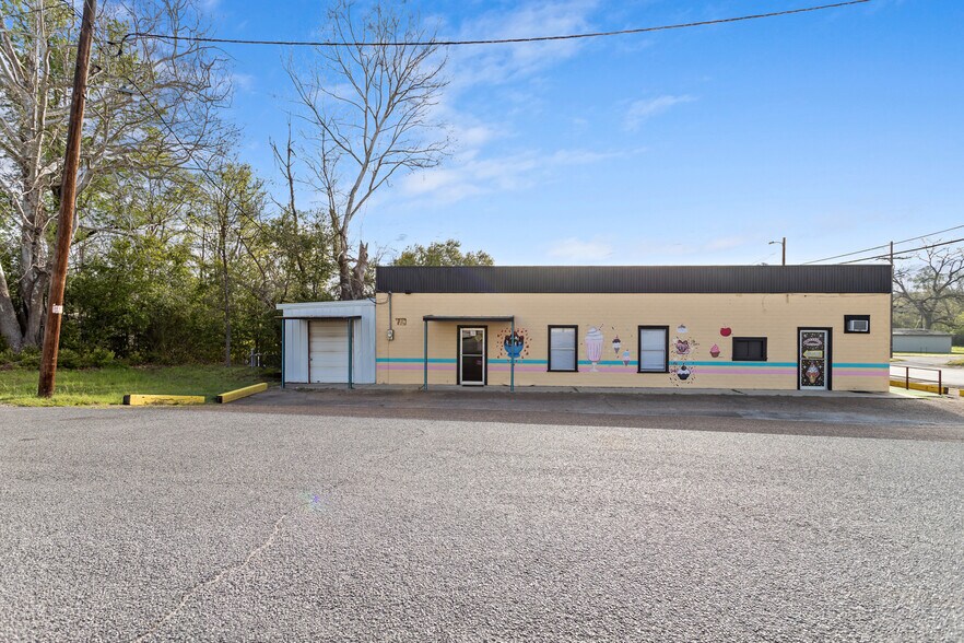 More Photos Of 201 E Bluff St, Woodville Restaurant For Sale