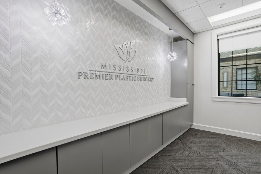More Photos Of 160 Fountains Blvd, Madison Medical For Sale