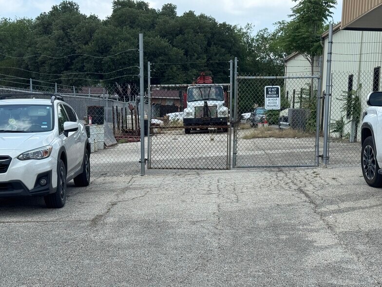 More Photos Of 3 Burwood Ln, San Antonio Warehouse For Sale