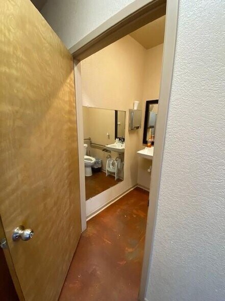 More Photos Of 1309 E Milam St, Mexia General Retail For Sale