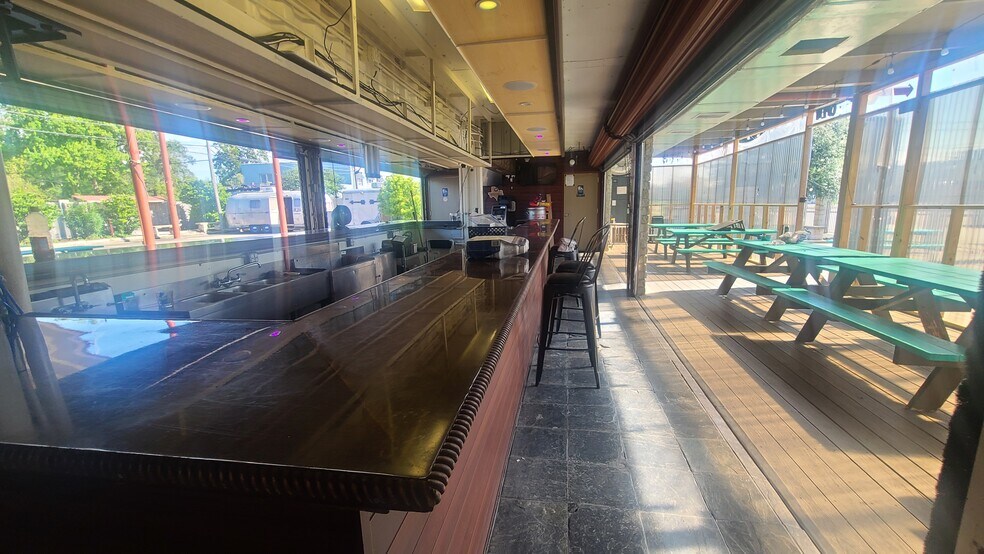 More Photos Of 622 6th St N, Texas City Bar For Lease