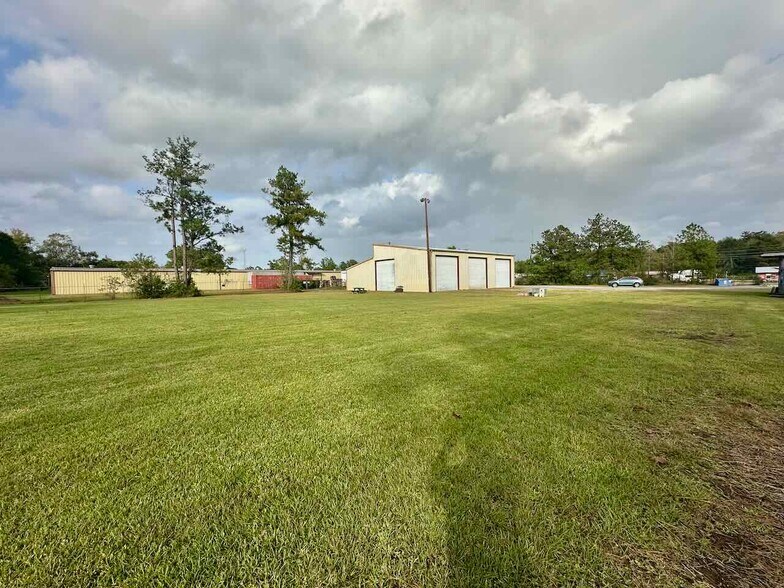 More Photos Of 8351 Bryant Dr, Silsbee Warehouse For Sale