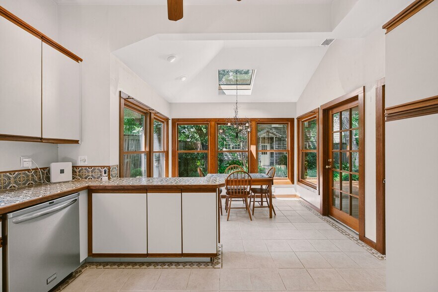 More Photos Of 812 W 10th St, Austin Office For Sale