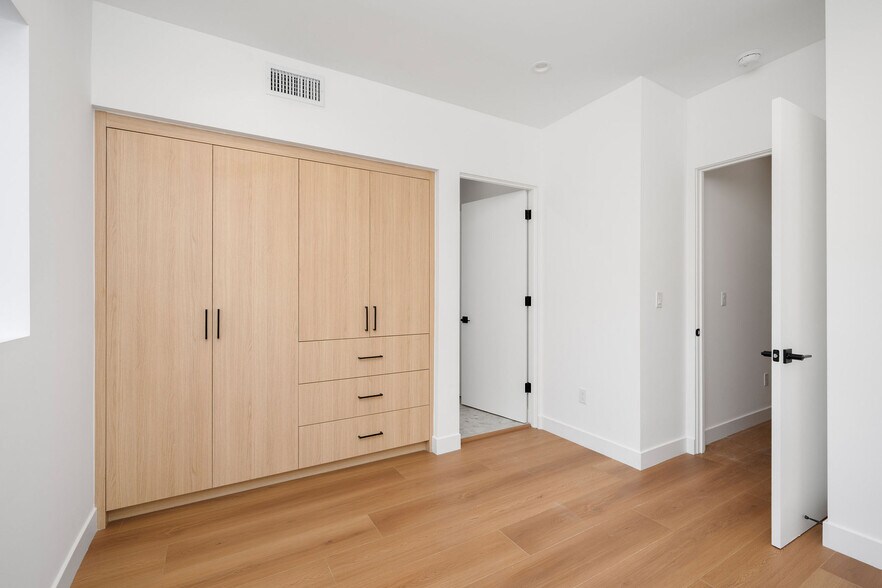 More Photos Of 726 Robinson St, Los Angeles Apartments For Sale