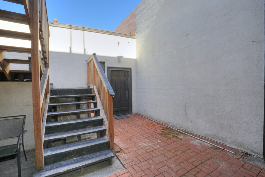 More Photos Of 532 State St, Santa Barbara Restaurant For Sale