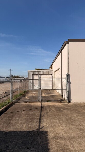 More Photos Of 4739 Dacoma st, Houston Industrial For Lease
