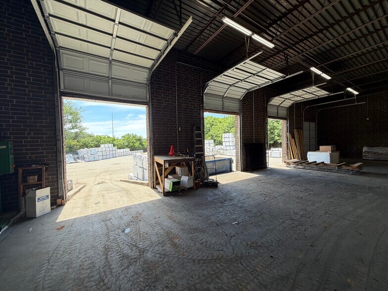 More Photos Of 4827 Rozzelles Ferry Rd, Charlotte Warehouse For Lease