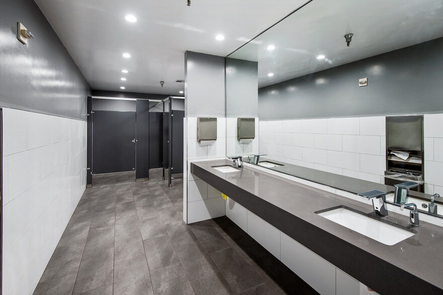 More Photos Of 9301 Oakdale Ave, Chatsworth Office For Lease