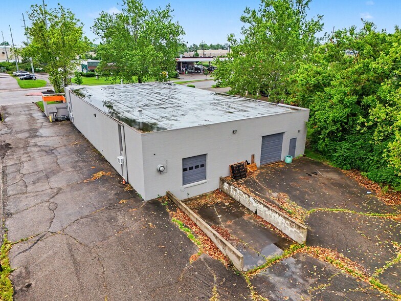 More Photos Of 600 Northland Blvd, Forest Park Warehouse For Sale