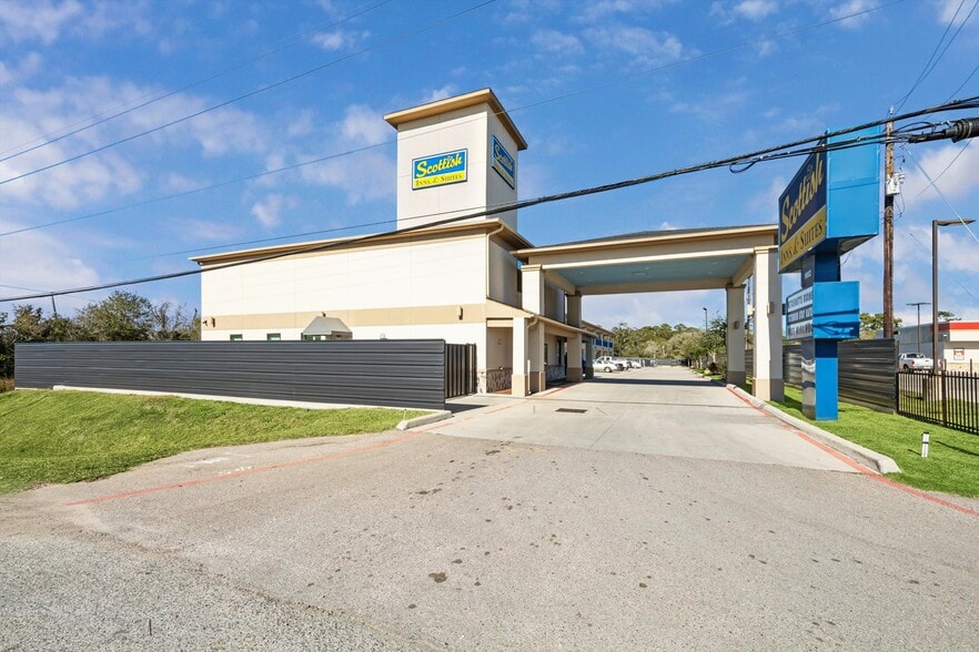 Primary Photo Of 9002 Highway 6, Hitchcock Hotel For Sale