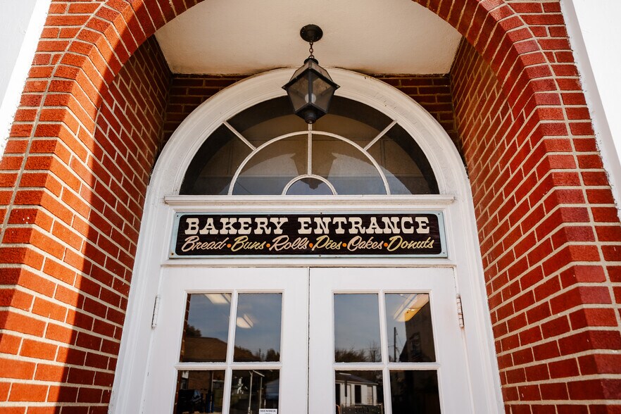 More Photos Of 176 N Market St, Shreve General Retail For Sale