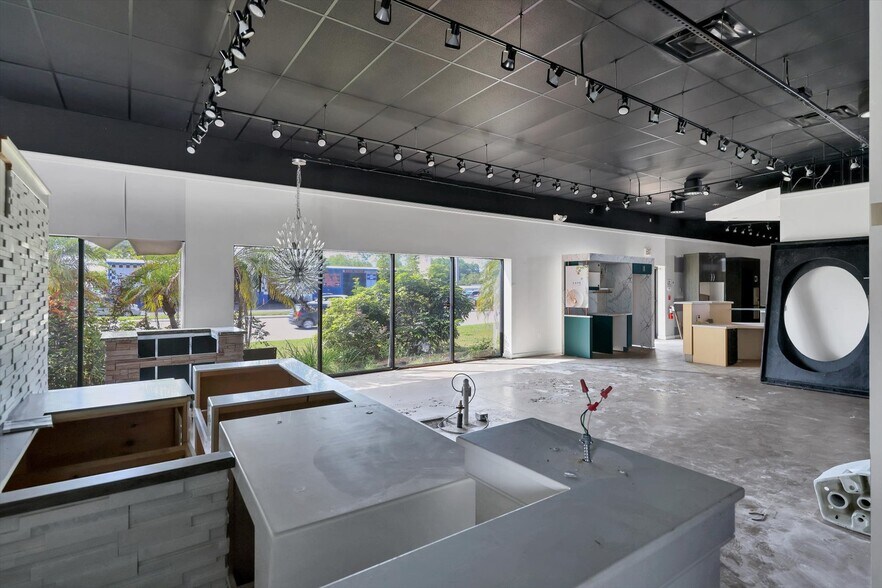 More Photos Of 2451 17th St, Sarasota Showroom For Sale