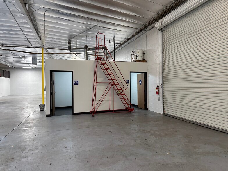More Photos Of 20821 Dearborn St, Chatsworth Warehouse For Lease