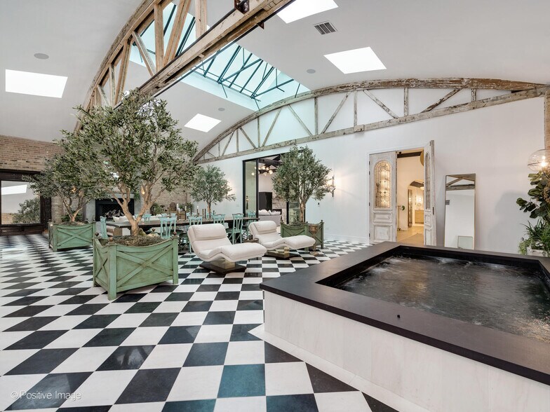 More Photos Of 2733 N Pulaski Rd, Chicago Showroom For Sale