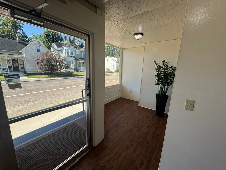 More Photos Of 47 W Main St, Mascoutah Office For Lease
