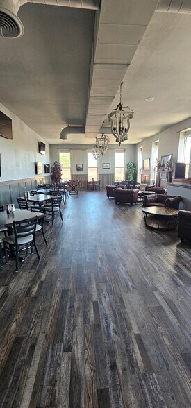 More Photos Of 124 S Broadway St, Coweta Storefront For Sale