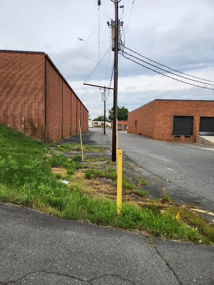 More Photos Of 10901 Carpet St, Charlotte Warehouse For Lease
