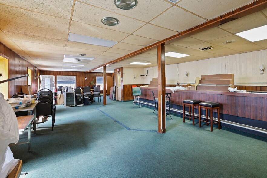 More Photos Of 1701 Pine Ave, Niagara Falls Restaurant For Sale